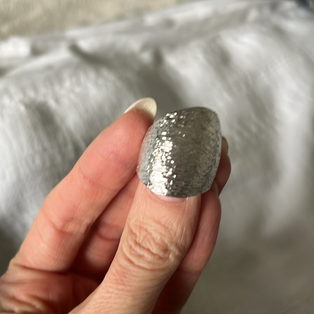 Silver ring. - Picture 2 of 3